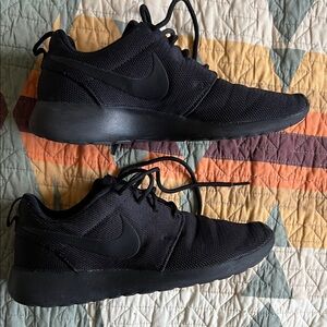 Nike Men's Roshe Sneakers
